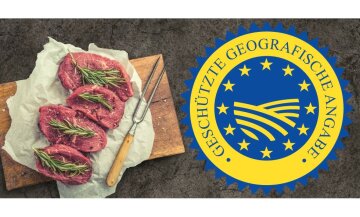 4 Scheiben Rindfleisch mit Thymianzweigen auf Brettchen mit Gabel, daneben das blau-gelbe Logo der geschützten geografischen Angabe