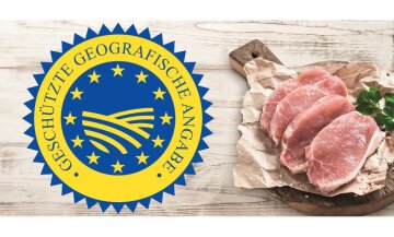 links im Bild das ggA Logo, rechts 4 Scheiben frisches Schweinfleisch auf Papier und Holzbrett