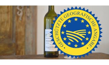 links im Bild eine Flasche Regensburger Landwein, rechts das ggA Logo