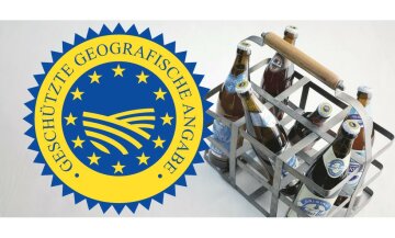 links im Bild ggA Logo, rechts Metallträger mit 6 Flaschen Hofer Bier