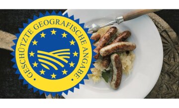 ein Teller mit Nürnberger Rostbratwürsten auf Kraut, links im Bild das ggA Logo