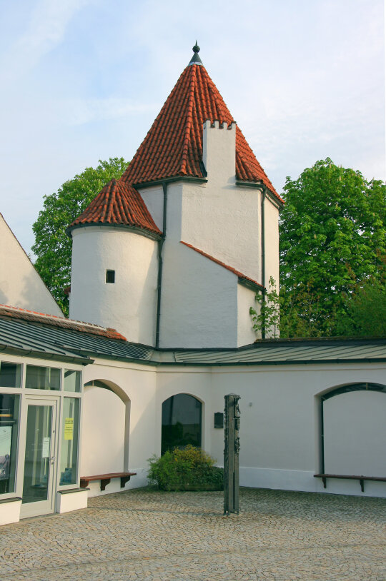 Außenansicht des Museumseingangs im Turm 