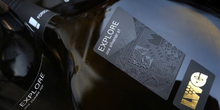 Nahaufnahme eines modernen schwarzen Silvaner-Etiketts "Explore" aus LWG-Produktion auf einem Bocksbeutel PS