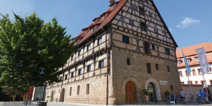 Das Kornhaus in Spalt, ein mehrstöckiges, historisches Fachwerkgebäude in der Außenansicht