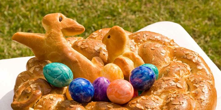 Nahaufnahme eines Eierrings mit gebackenem Hase, einem Huhn sowei bunten Ostereiern in der Mitte