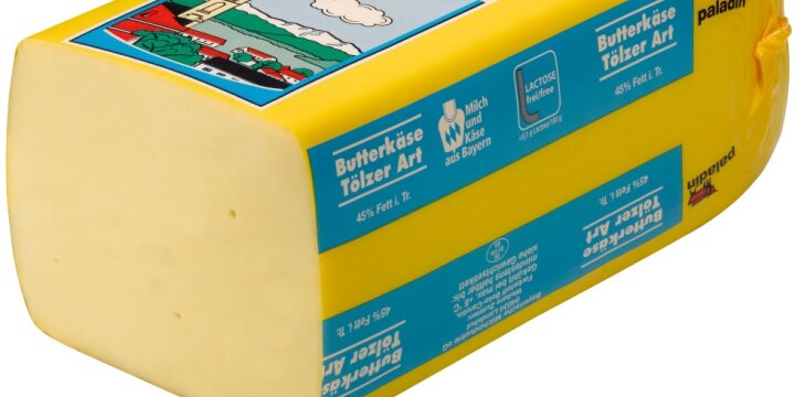 ein Käselaib, quaderförmig in gelber Kunststoffverpackung