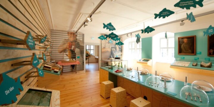 Innenraum des Museum, viel Holz, Fische von der Decke, Exponate