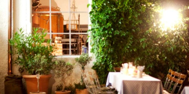 Blick von der Restaurant-Terasse durchs Fenster hinein auf den Sudkessel