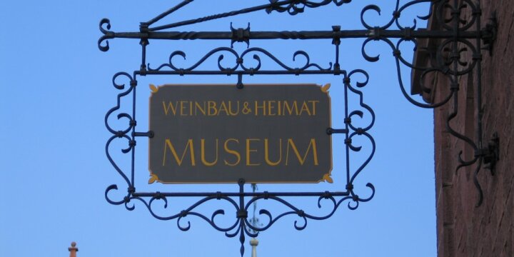 Hausschild des Museums, vor blauem Himmel