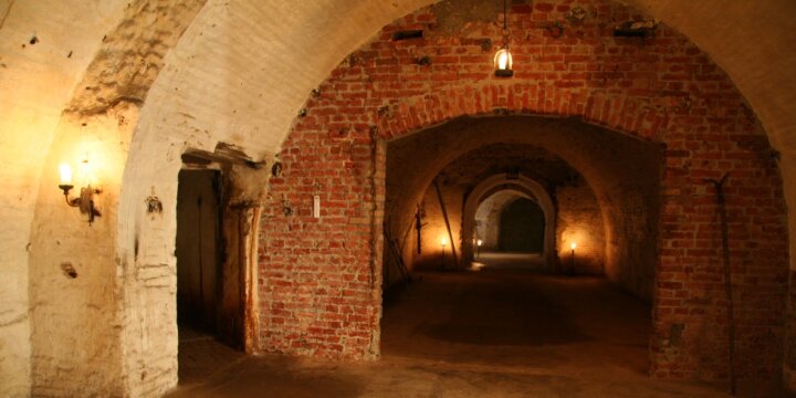 Blick in die Kellergewölbe, dezent beleuchtet